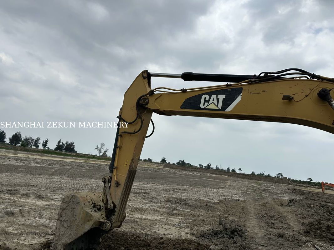 2014 CAT 320D2 굴착기 10,812시간 및 성능 유압 유량 2 x 214 L/min 주행 속도 3.5 / 5.5 Km/h